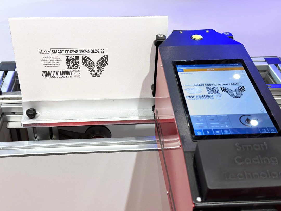 S-Print de Smart Coding marcando una caja de cartón.