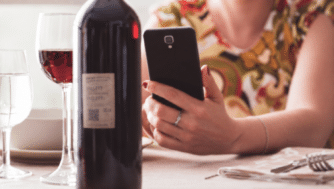 Códigos QR Dinámicos y Serialización: La Trazabilidad como Arma contra el Mercado Gris en la Exportación de Vino